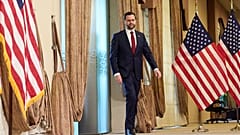 وصل نائب الرئيس الأمريكي جيه دي فانس إلى إسلام آباد يوم الأحد 12 أبريل/نيسان 2026، ليلقي كلمة في مؤتمر صحفي بعد لقائه بممثلين عن باكستان وإيران.