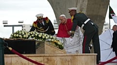 Papst Leo XIV. erweist dem Maqam-Echahid-Märtyrerdenkmal in Algier seine Ehre