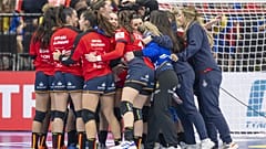 El equipo español celebra tras el partido del Grupo C del Campeonato de Europa Femenino de Balonmano 2024 entre España y Portugal en Basilea, Suiza.