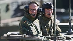Merz auf dem Stützpunkt in Münster am 30. April 2026 in dem gepanzerten Kampffahrzeug "Boxer"