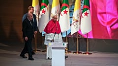وصل البابا ليو الرابع عشر برفقة الرئيس الجزائري عبد المجيد تبون (يسار الصورة) إلى مركز مؤتمرات جامع الجزائر لعقد اجتماع مع السلطات الجزائرية وأعضاء المجتمع المدني