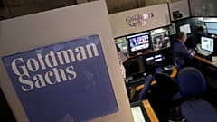 ARCHIV: Ein Händler arbeitet am Goldman-Sachs-Stand auf dem Parkett der New York Stock Exchange, März 2012.