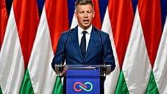 Peter Magyar spricht zu den Medien in Budapest, Ungarn, am Montag, 13. April 2026, nachdem er die Partei von Ministerpräsident Viktor Orban bei den Parlamentswahlen besiegt hat. (A