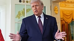 Präsident Donald Trump spricht vor dem Oval Office des Weißen Hauses, Montag, 13. April 2026, in Washington. (AP Photo/Alex Brandon)