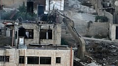 Israelische Soldaten blicken auf ein Dach, auf dem zwei Leichen während einer Razzia in der Stadt Qabatiya im Westjordanland regungslos liegen, Donnerstag, 19. September 2024. (AP Photo/Majdi Mohammed)