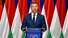 Peter Magyar habla con los medios de comunicación en Budapest, Hungría, el lunes 13 de abril de 2026. 