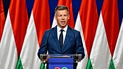 Peter Magyar, parlamento seçimlerinde Başbakan Viktor Orban'ıyenilgiye uğrattıktan sonra basına konuşuyor.