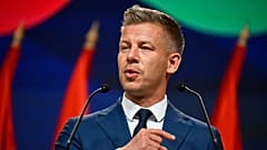 Peter Magyar gestikuliert, während er am Montag, 13. April 2026, in Budapest, Ungarn, zu den Medien spricht, nachdem er die Partei von Premierminister Viktor Orban bei der Parlamentswahl geschlagen hat.