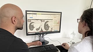 يقوم طبيب وباحث علمي بتقييم عقيدات الرئة باستخدام برنامج Optellum (صورة: Business Wire)