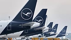 Lufthansa-Flugzeuge stehen auf einem Flughafen, während Lufthansa-Piloten in München, Deutschland, am Montag, 13. April 2026, einen zweitägigen Streik durchführen.