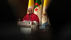 البابا ليون الرابع عشر يلقي كلمة أمام السلطات الجزائرية وأعضاء المجتمع المدني والسلك الدبلوماسي في مركز جامع الجزائر للمؤتمرات بالجزائر العاصمة، الاثنين 13 أبريل 2026