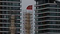 Vor einem Wohnkomplex weht eine türkische Flagge auf dem Minarett einer noch im Bau befindlichen Moschee in Istanbul, am Samstag, 23. Juni 2018.
