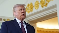 US-Präsident Donald Trump spricht vor dem Oval Office des Weißen Hauses, Montag, 13. April 2026, in Washington