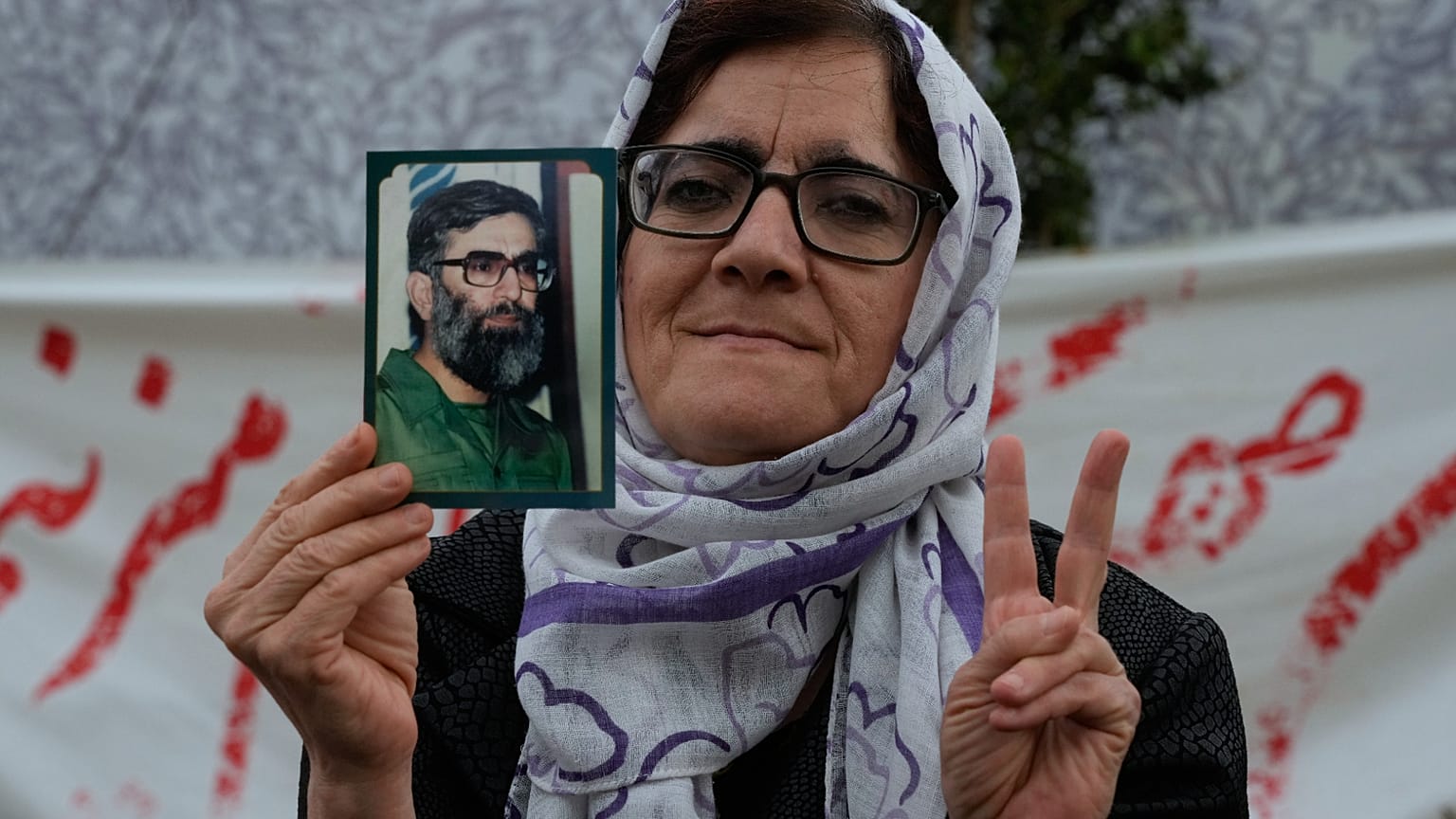 تحمل امرأة صورة المرشد الأعلى الإيراني الراحل آية الله علي خامنئي، طهران، إيران، الاثنين 13 أبريل/نيسان 2026. 