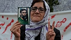 تحمل امرأة صورة المرشد الأعلى الإيراني الراحل آية الله علي خامنئي، طهران، إيران، الاثنين 13 أبريل/نيسان 2026. 