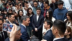 Spaniens Regierungschef Pedro Sánchez (vorn Mitte links) spricht nach einem Gruppenfoto mit Studierenden der Tsinghua-Universität in Peking.