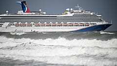 Ein Kreuzfahrtschiff, das eine kabbelige See durchquert
