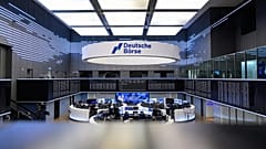 Blick auf den Handelsraum mit Anzeigetafeln in der Frankfurter Wertpapierbörse am Mittwoch, dem achten April zweitausendsechsundzwanzig.