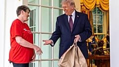 Sharon Simmons vom Lieferdienst DoorDash bringt US-Präsident Donald Trump McDonald’s-Essen vor das Oval Office.