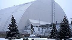Die Schutzhülle, die die Überreste eines beschädigten Reaktors im stillgelegten Kernkraftwerk Tschernobyl umgibt. Ukraine, Freitag, 14. Februar 2025. 