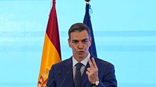 Spanish PM addresses the media in China