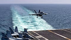  تُظهر القيادة المركزية طائرة من طراز F/A-18E Super Hornet تستعد للقيام بهبوط متوقف على متن السفينة يو إس إس أبراهام لينكولن 