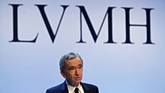 ARCHIV: Bernard Arnault, Chef des Luxuskonzerns LVMH, spricht auf einer Pressekonferenz im Januar 2020.