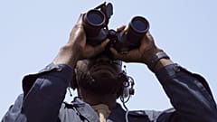 DATEI: US Navy Boatswain's Mate 3rd Class hält Wache an Bord der USS Paul Hamilton in der Straße von Hormuz, 19. Mai 2023