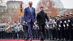 Merz und Selenskyj bei der Begrüßungszeremonie vor den deutsch-ukrainischen Regierungskonsultationen in Berlin, 14. April 2026