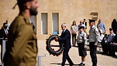 Israels Premierminister Benjamin Netanjahu legt bei einer Zeremonie zum jährlichen Holocaust-Gedenktag einen Kranz nieder.