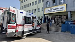 Les forces de sécurité turques et le personnel d'urgence se tiennent dans la cour du lycée où un assaillant a ouvert le feu à Siverek, 14 avril 2026.