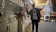 Amjad al-Shanna es un palestino del campo de refugiados de Maghazi, en la Franja de Gaza, que vive dentro de su casa derruida. Prefirió volver a pesar del peligro que corría.