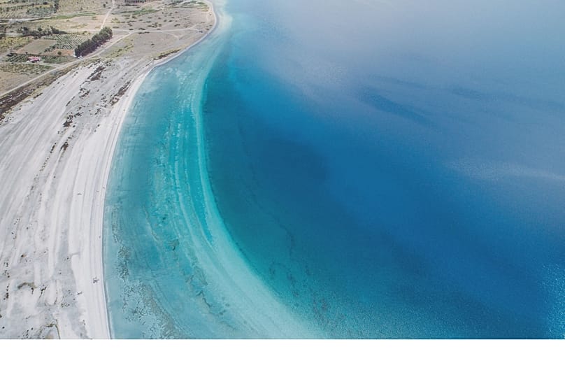 Las impecables orillas blancas del lago de Salda 