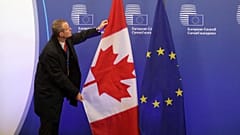Kanadische und EU-Flagge, Archiv