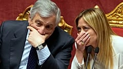 La primera ministra italiana, Giorgia Meloni, conversa con el ministro italiano de Asuntos Exteriores, Antonio Tajani, antes de dirigirse al Senado.