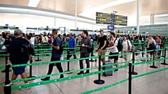 Flugpassagiere müssen an der Grenzkontrolle mit langen Warteschlangen rechnen