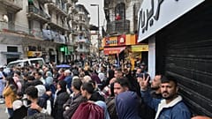 DATEI: Algerier versammeln sich in der Innenstadt von Algier, um Papst Leo XIV. am ersten Tag einer 11-tägigen apostolischen Reise nach Afrika während eines Besuchs in Algerien zu sehen, 13. April 2026