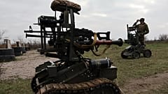 Auf diesem vom Pressedienst der 65. mechanisierten Brigade der Ukraine zur Verfügung gestellten Foto testet ein Soldat am Samstag, den 6. Dezember 2025, in der Region Saporischschja, Ukraine, Landdrohnen, 