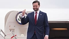  نائب الرئيس الأمريكي جيه دي فانس ينزل من طائرة القوات الجوية الثانية بعد وصوله لإجراء محادثات مع مسؤولين إيرانيين في إسلام آباد، باكستان، يوم السبت 11 أبريل 2026. 