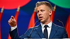 Peter Magyar s'adresse aux médias à Budapest, en Hongrie, le lundi 13 avril 2026, après avoir battu le parti du premier ministre Viktor Orban au parlement du pays.