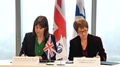 Rachel Reeves, brit pénzügyminiszter (balra) Odile Renaud-Bassóval, az EBRD elnökével, amint egyetértési megállapodást írnak alá 2025. február 20-án - képünk illusztráció
