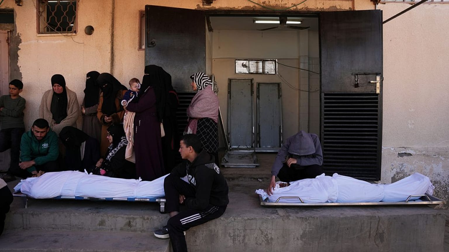 فلسطينيون يصلون على جثامين رجال بوضوح في غارة إسرائيلية، خلال جنازتهم في مستشفى الأقصى في دير البلح، وسط قطاع غزة، يوم الاثنين 13 أبريل/نيسان 2026.