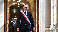 El nuevo alcalde de París, Emmanuel Grégoire, luce la banda tricolor de alcalde tras jurar su cargo en la sesión inaugural del ayuntamiento en el Hôtel de Ville. 