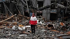 Un membre du Croissant-Rouge iranien dans un centre d'entretien automobile à Téhéran, le 28 mars 2026.