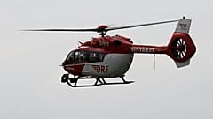 Ein Rettungshubschrauber der Deutschen Rettungsflugwacht (DRF) ist am Mittwoch, den 27. März 2024, über der Unfallstelle auf der A9 bei Schkeuditz, Deutschland, im Einsatz.