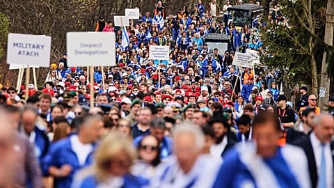 Personas participan en la Marcha de los Vivos para conmemorar el Holocausto en Oświęcim, el 14 de abril de 2026.
