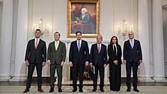 Die Delegationen der USA, des Libanon und Israels posieren vor einem Treffen im Außenministerium in Washington für ein Foto, 14. April 2026