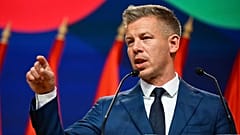 Macaristan'ın başkenti Budapeşte'de Peter Magyar, Viktor Orban'ın partisini seçimlerde mağlup ettikten sonra medyaya konuşuyor, 13 Nisan 2026.