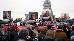 Διαδηλωτές κρατούν πορτρέτα Γάλλων ομήρων στο Ιράν. Η Σεσίλ Κόλερ, αριστερά, και ο Μπέντζαμιν Μπριέρ κατά τη διάρκεια διαμαρτυρίας στο Παρίσι, Σάββατο 28 Ιανουαρίου 2023.