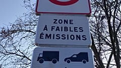 Panneau d'entrée dans une zone à faibles émissions, rue Victor Schœlcher, dans le 9e arrondissement de Lyon.